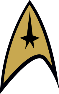 Znak Hvězdné flotily označovaný podle svého tvaru jako „delta štít“. Od seriálu Star Trek: Nová generace slouží odznak na uniformě také jako komunikátor, zatímco v předchozích dílech byl na uniformě pouze jako výšivka.