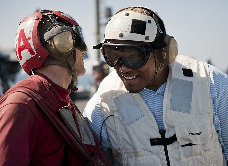 File:US Navy 110216-N-DR144-199 William Henderson, a fullback for the Green Bay Packers football team, speaks with an aviation ordnanceman on the flight.jpg