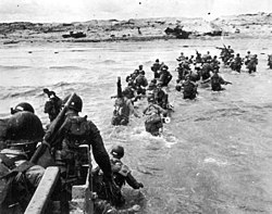 חיילי צבא ארצות הברית נוחתים בחוף יוטה