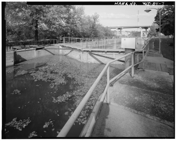 File:VIEW NORTH, Upstream side of Lock 1 upper gate - Appleton Locks and Dams, Fox River at Oneida Street, Appleton, Outagamie County, WI HAER WIS,44-APPL,1-7.tif