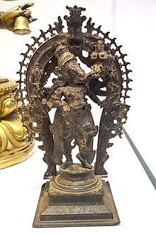 Мурти аватара Варахи, на клыке которого сидит богиня Земли. Керала, между XIV и XV веками. Коллекция Бруклинского музея.