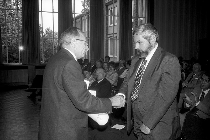 File:Verleihung Bernhard-Harms-Preis 1976 an den amerik. Wirtschaftswissenschaftler Prof. Harry Gordon Johnson (Kiel 67.688).jpg