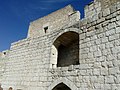 Français : Nord de la cour (entrée médiévale bouchée et chemin de ronde), château de Villebois-Lavalette, Charente, France