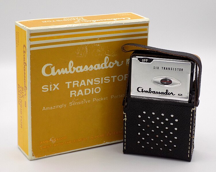 File:Vintage Ambassador Transistor Radio, Model TPR 564, AM Band, 6 Transistors, Made In Japan, Circa 1964 (23223985951).jpg