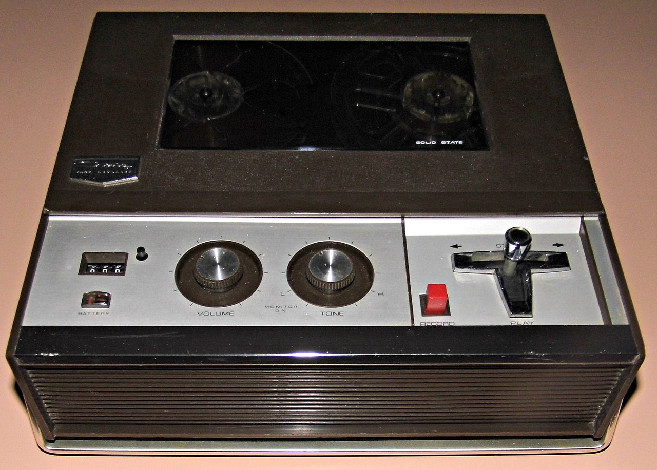 https://upload.wikimedia.org/wikipedia/commons/thumb/6/66/Vintage_Craig_Panorama_Reel-To-Reel_Portable_Tape_Recorder%2C_Model_2106%2C_Solid_State%2C_Made_In_Japan%2C_Circa_1965_%2815762712147%29.jpg/1280px-Vintage_Craig_Panorama_Reel-To-Reel_Portable_Tape_Recorder%2C_Model_2106%2C_Solid_State%2C_Made_In_Japan%2C_Circa_1965_%2815762712147%29.jpg