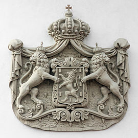 Das Wappen der Herzöge von Nassau über dem Haupteingang des Stadtschlosses Wiesbaden