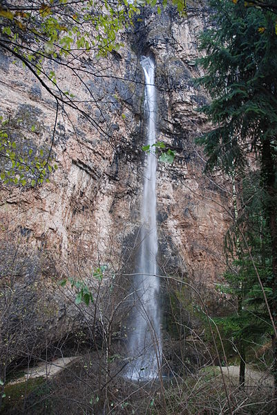 File:Wasserfall Salurn.jpg