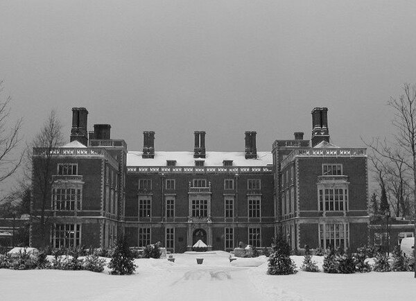 Stevenson Taylor Hall, Webb Institute in Glen Cove, New York, was used as Wayne Manor in Batman Forever, Batman & Robin, Joker 2019 film and TV series