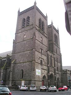 Westfassade der Kathedrale St-Pierre-et-St-Flour.jpg