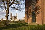 Chemische industrie naast het kerkje van Heveskes