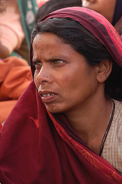 File:Woman at meeting in Kesalpur, Jharkhand, India.jpg