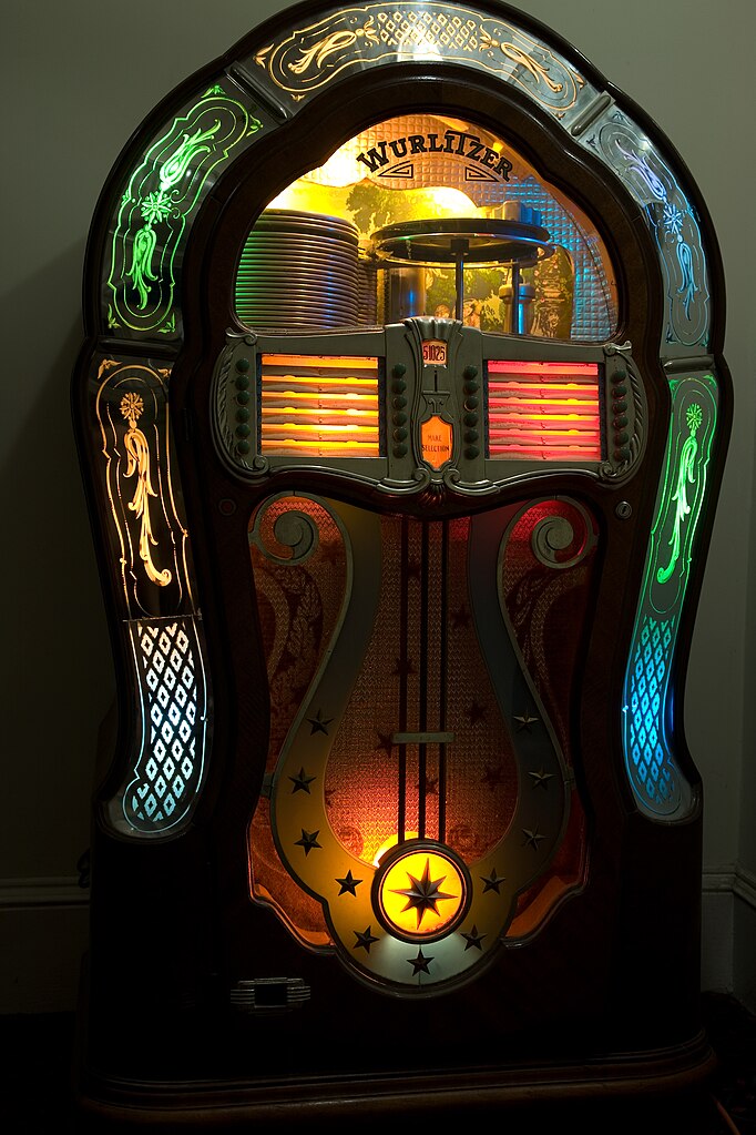 File:Wurlitzer 1080 Jukebox (1947).jpg - Wikimedia Commons