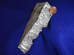 Рубило металла. Металлический цинк. Кусок металла. Серебро в разломе. Полезные ископаемые цинк.