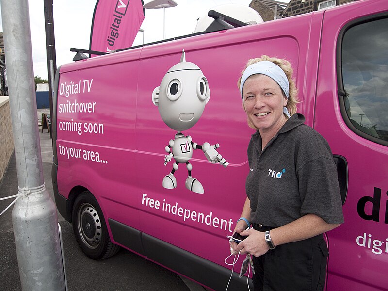 File:Zoë in the pink van (5943892509).jpg