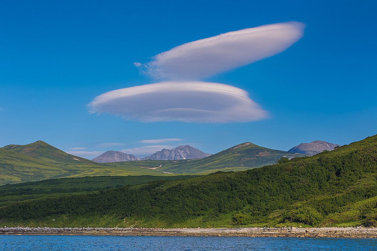 Лентикулярные облака в Крыму