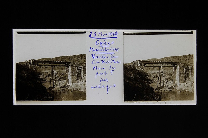 File:(26) - 25 Mai 1918 - Grèce Macédoine - Vallée de la Kodza - Mire du pont 5 sur calages.jpg