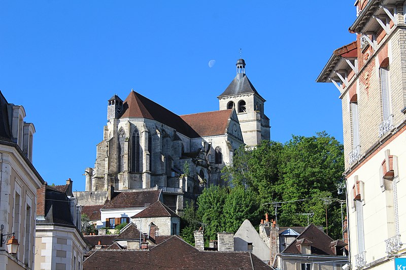 File:Église St Pierre Tonnerre 2.jpg