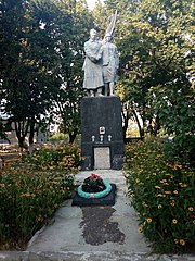 Братська могила радянських воїнів 1943 рік Ветеринарне (1) 01.jpg