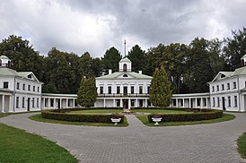 Главный дом усадьбы Середниково, август 2015 года