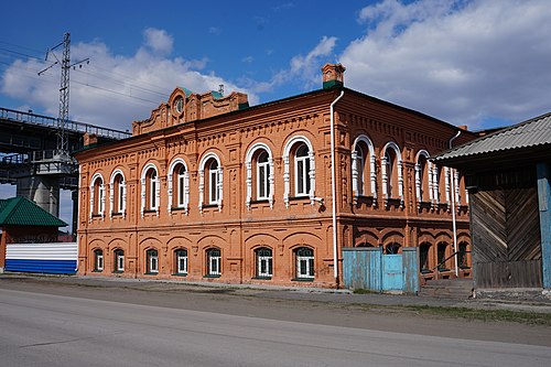 Камень на оби. Камень на Оби усадьба Хомутовых. Дом Хомутово г камень на Оби. Камень на Оби дом Хомутовых и Церковь. Томская 137 камень на Оби фото.