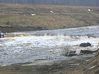 Tosnensky-vesiputous tulvan aikana.  15. huhtikuuta 2009