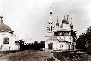 Храм Всех Святых в 1900-х годах. Слева — храм Жён Мироносиц