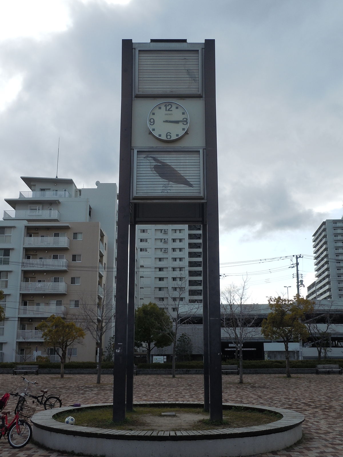 File みずとりの浜公園にある時計塔 Jpg Wikimedia Commons