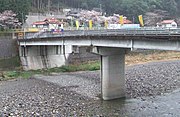 錦川の対岸から見た根笠駅。手前に見える橋は渡里橋[4]