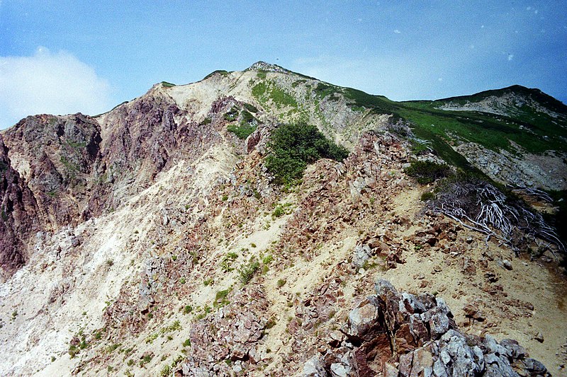 File:水晶岳を見上げる - panoramio.jpg