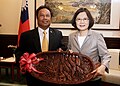 總統接受帛琉共和國總統雷蒙傑索(Tommy E. Remengesau, Jr.) 贈禮 (27163347055).jpg