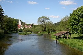 0 Montbenoît - Le Doubs et le village (2).JPG