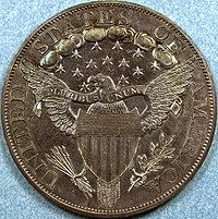 Reversul unei monede care descrie un vultur heraldic