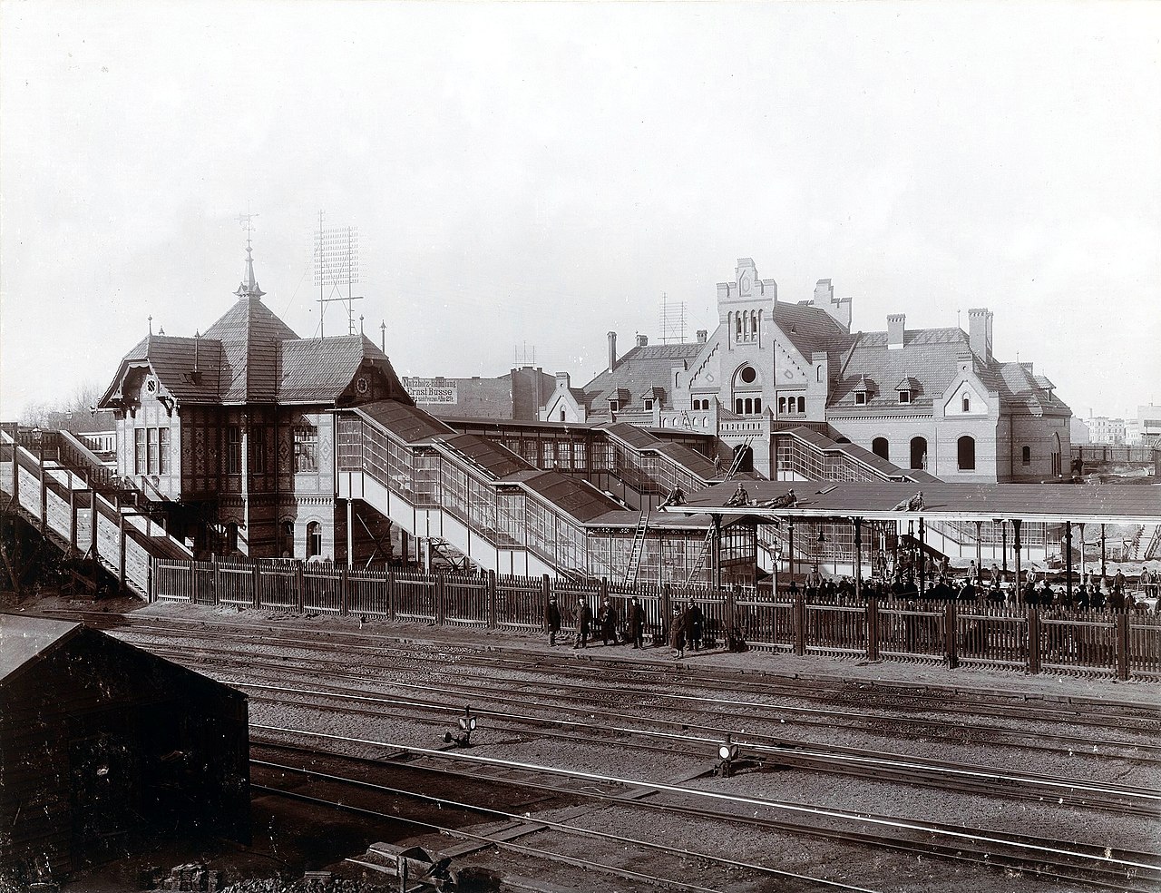 Historical photo of Gesundbrunnen station. From 1898, in black and white and lots of wood and ornate