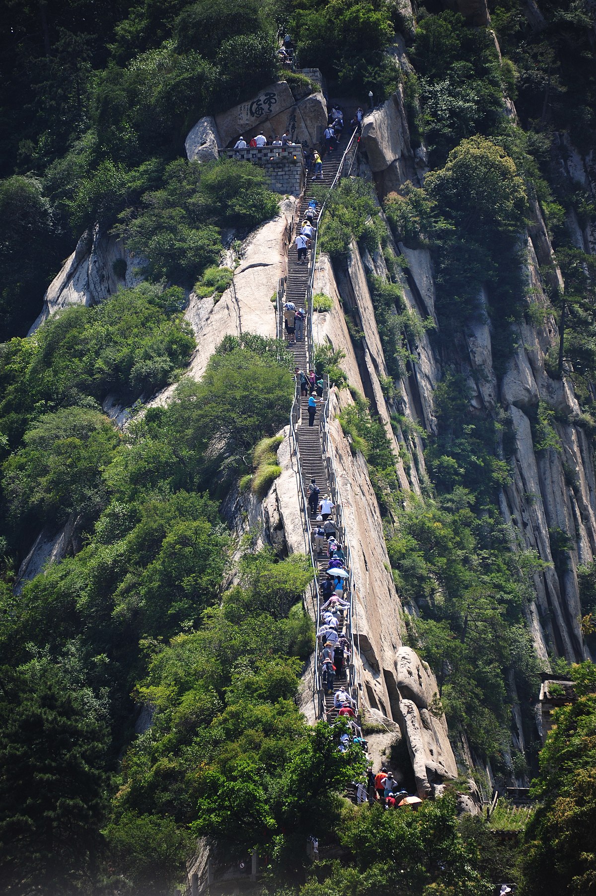 File:Steep steps downhill at Huangshan.jpg - Wikipedia