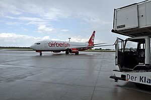 Flughafen Erfurt-Weimar: Lage und Verkehrsanbindung, Geschichte, Flughafenanlagen- und Einrichtungen