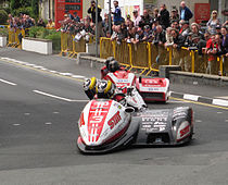 Tim Reeves en Dan Sayle onderweg naar hun overwinning in de eerste race van 2013. De achtervolgers zijn Molyneux en Farrance, die eerder waren gestart