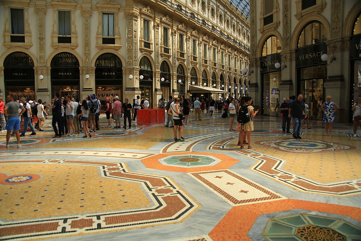 Passeggiata in galleria vittorio. Улица Витторио Эммануэле в Неаполе.