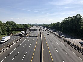 View south along the New Jersey Turnpike (Interstate 95) in Edison 2021-05-25 16 40 20 View south along Interstate 95 (New Jersey Turnpike) from the overpass for Grandview Avenue in Edison Township, Middlesex County, New Jersey.jpg