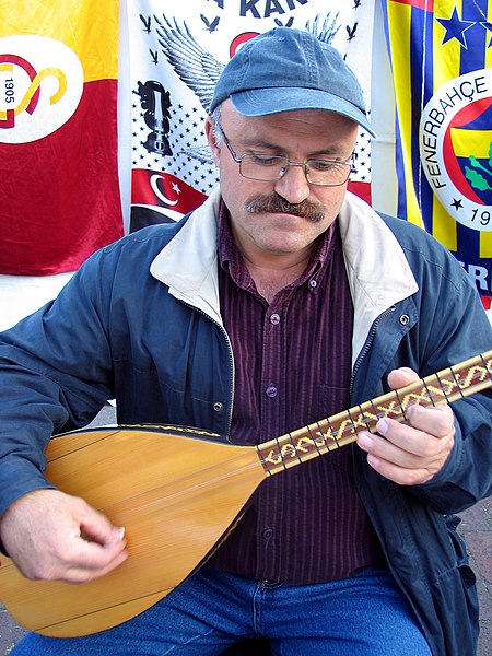 File:25d8h Der 1950 in Samsun geborene und seit 1974 in Hannover lebende Musiker Yildirim Sedat mit Bağlama und Volksliedern bei der Mahnwache am Klagesmarkt.jpg