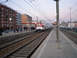 Español: Un automotor eléctrico de la serie 451 de Renfe Operadora en la estación de Mollet - St. Fost en la línea Barcelona - Granollers - Cerbère.