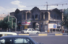 Scène à un carrefour du "Boulevard Zand" dans le centre de Chiraz.