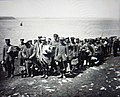 Prisonniers de guerre venant de débarquer à l'Île Longue pendant la Première Guerre mondiale.