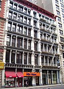 El edificio en 687–691 Broadway/250–254 de la calle Mercer fue diseñado por J. A. Wood y construido entre 1885 y 1888