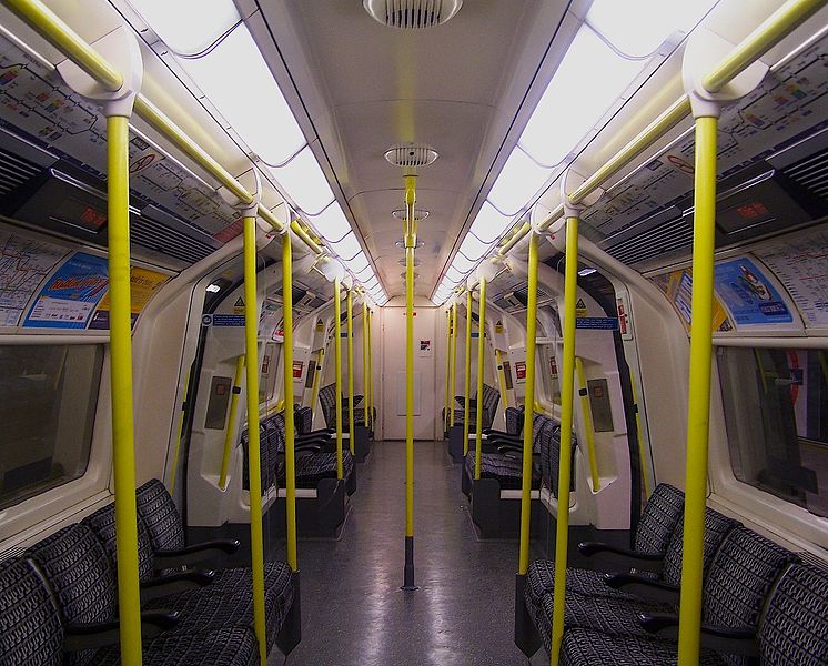 File:95 DM INTERIOR Northern line.JPG