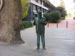 Lebensgroße Statue eines Mannes, der mit ausgestreckten Händen steht