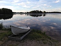 A rowboat on the Eerolanlahti beach of lake Tuomiojärvi.jpg