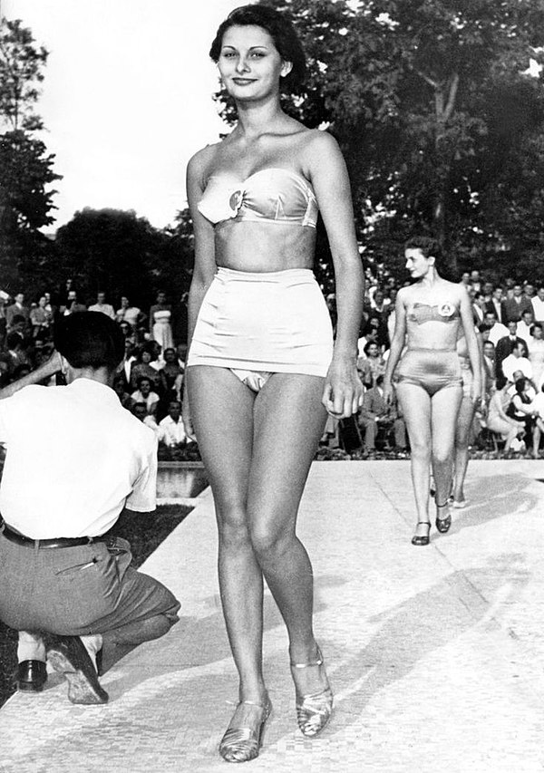 Image: A young Sophia Loren, aged 15, at a beauty contest in Naples, Italy