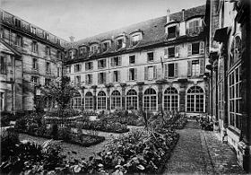 Cortile del chiostro dell'Abbazia-aux-Bois intorno al 1905.