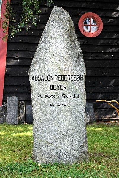 File:Absalon Pedersson Beyer stone, Vangen kirke, Aurland, July 2009.jpg
