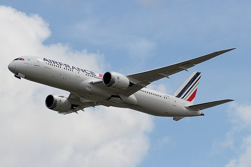 File:Air France B787-9 (F-HRBB) flying near London Heathrow Airport.jpg